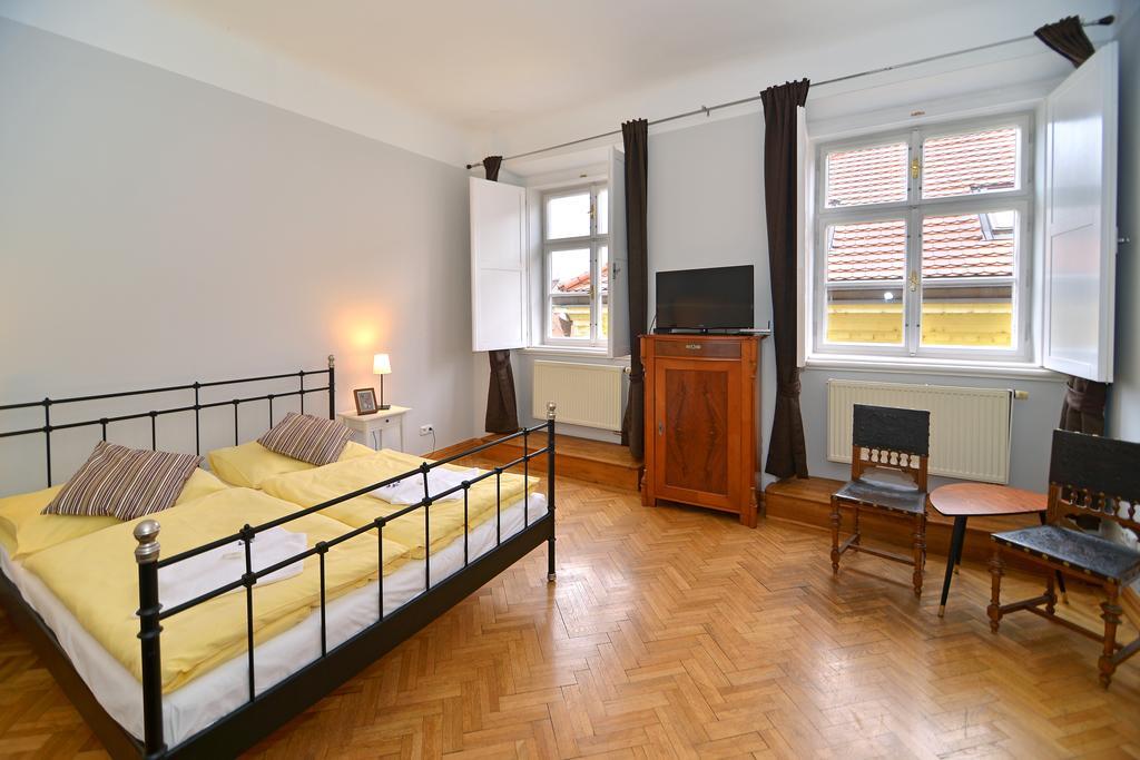 Historic Centre Apartments IV Prag Zimmer foto